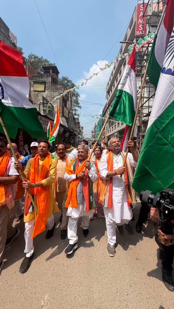 dushyanttgautam's tweet photo. आज पहाड़गंज, करोल बाग में हर घर तिरंगा अभियान के अन्तर्गत भाजपा करोल बाग जिला द्वारा आयोजित तिरंगा पदयात्रा में सम्मिलित हुआ।

इस अवसर पर श्री @adeshguptabjp , श्री विष्णु मित्तल जी, जिला अध्यक्ष श्री वीरेन्द्र बब्बर जी सहित अन्य वरिष्ठ नेतागण उपस्थित रहे। 

#HarGharTiranga https://t.co/PVR7l6yJgh