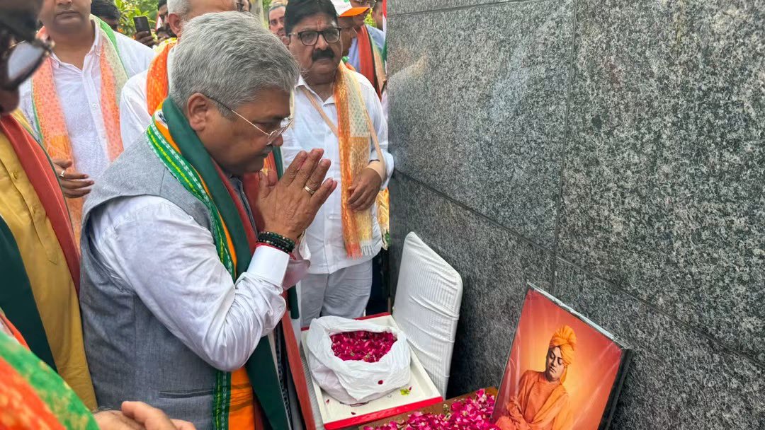 dushyanttgautam's tweet photo. आज पहाड़गंज, करोल बाग में हर घर तिरंगा अभियान के अन्तर्गत भाजपा करोल बाग जिला द्वारा आयोजित तिरंगा पदयात्रा में सम्मिलित हुआ।

इस अवसर पर श्री @adeshguptabjp , श्री विष्णु मित्तल जी, जिला अध्यक्ष श्री वीरेन्द्र बब्बर जी सहित अन्य वरिष्ठ नेतागण उपस्थित रहे। 

#HarGharTiranga https://t.co/PVR7l6yJgh