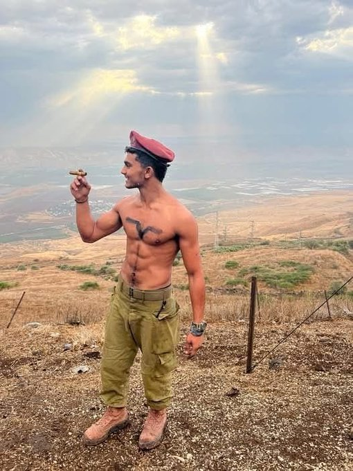 ACOM_es's tweet photo. "El sargento primero Guy Simchi, un paracaidista de 20 años de Gedera, estaba de permiso de su unidad y había venido para asistir al festival 'Nova' cerca del Kibutz Re'im.  
Cuando el ataque terrorista comenzó en la mañana del 7 de octubre, Guy se transformó de un civil común en un guerrero.  Mostró una inmensa valentía y coraje; reunió a docenas de fiesteros que huían y los llevó a un lugar seguro dentro del Kibutz Re'im.  
Demostrando un valor excepcional, Guy guió a 14 personas al recinto de una casa dentro del kibutz.  Él y su camarada (que estaba armado) se quedaron en la sala de estar para asegurar la puerta desde el interior.  Cuando los terroristas irrumpieron en la casa, Guy actuó como un verdadero héroe, a pesar de estar desarmado.  Se abalanzó sobre un terrorista sin arma y se enzarzó en una feroz lucha.  
Tras la refriega, los terroristas arrojaron tres granadas de mano a la sala de estar.  Guy resultó gravemente herido por las granadas, pero logró escapar por una ventana.  l salir, fue tiroteado por un terrorista que estaba emboscado afuera.  
A través de su valentía, pensamiento rápido y sacrificio, el sargento Guy Simchi salvó la vida de aproximadamente 30 personas, algunas de las cuales eran extrañas para él. Todos los que había llevado a un lugar seguro sobrevivieron.  
Su padre, el general de brigada Dedi Simchi, excomisionado de Bomberos y Rescate, recuperó personalmente el cuerpo de su hijo.  En tributo a su hijo, su padre pronunció palabras que capturan la historia de su heroísmo: "Parecía calmado y guapo, como siempre. Un león, pero un león dormido."  
Guy luchó valientemente por sus amigos y por personas que ni siquiera conocía. 
Este espíritu, el espíritu judío, no puede ser derrotado, ni siquiera si vinieran veinte mil terroristas".

Vía @heart_ISR