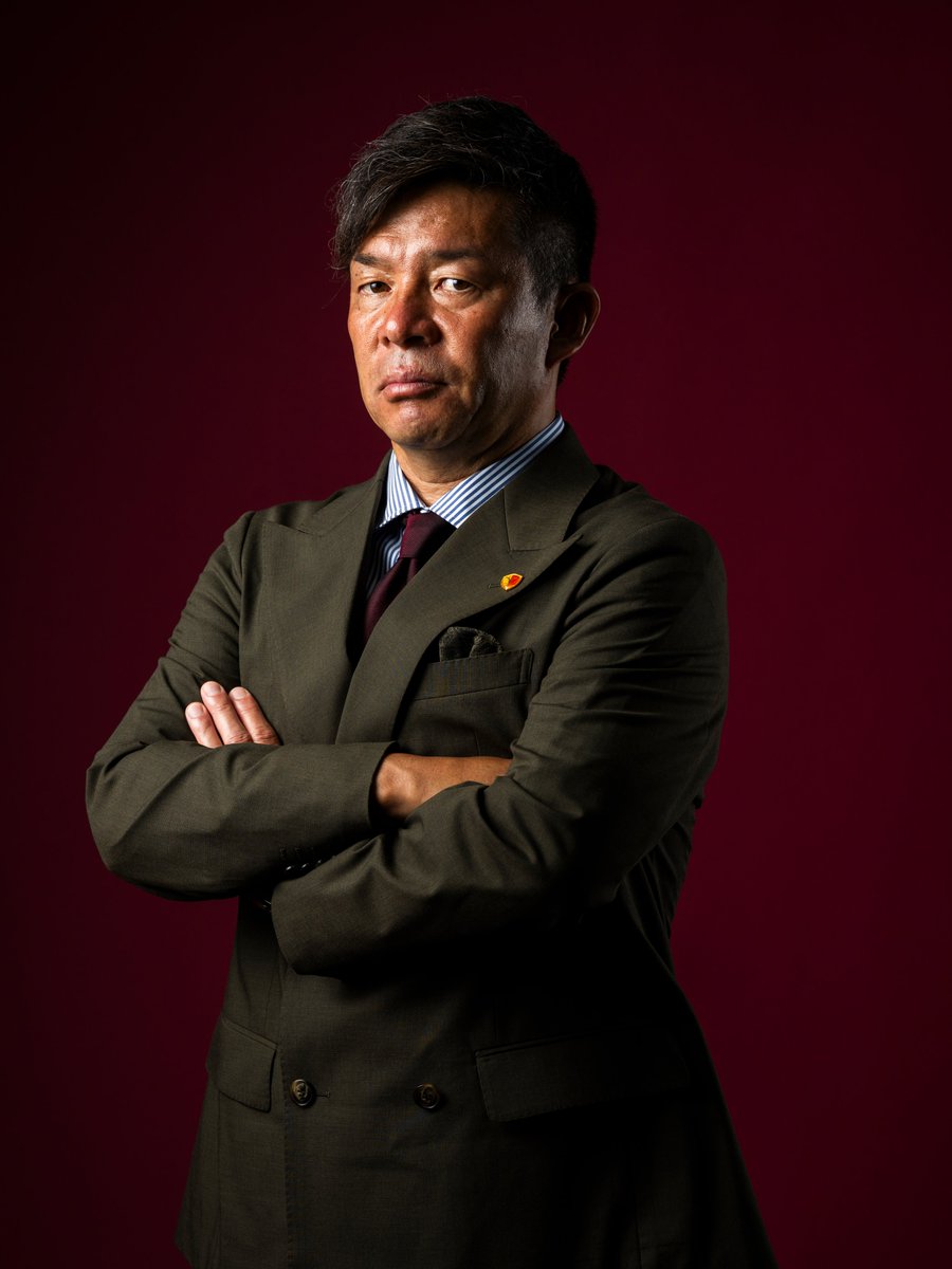 atlrs_official's tweet photo. 🔥🔥━━━━━━━━━━━━━
　8/15（土）いよいよホーム開幕。
　鬼木 達 監督からアントラーズ
　ファミリーの皆様へ。
━━━━━━━━━━━━━🔴🔴　

アントラーズの監督に就任する前から、メルカリスタジアムのすごさはずっと感じていました。それでも、プレーオフラウンド第2戦でのメルカリスタジアムの雰囲気と応援は、今まで感じたことがないくらい、本当に心に突き刺さる、心に響く声量であり、熱量でした。

そうした環境で仕事ができる喜びを感じましたし、この雰囲気ならば負けるわけがないと思うような空気感でした。なので、今シーズンも同様の熱量で、チームを後押ししてもらえればと思っています。

また、今シーズンのスローガンは『Football Dream 共闘』です。その姿勢こそが、ハードスケジュールを戦っていく上で、一番大事なことだと思っています。

選手たちにもよく言うのですが、自分たちから崩れないことが勝利に近づきます。今季は苦しいときも多くあるかもしれませんが、選手、コーチングスタッフ、フロントスタッフ、そしてファン・サポーター......みんなで同じ思いで戦い続け、勝ち続け、タイトルを獲って、最後に喜び、笑い合いましょう！

#鹿島アントラーズ #共闘