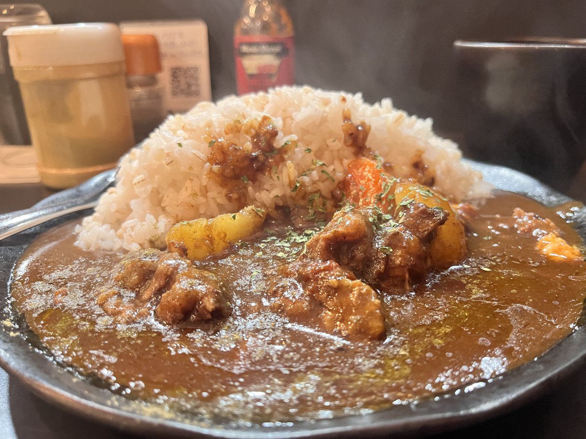 akibaru2022's tweet photo. 秋葉原はカレー激戦区と言われますが、個人的に大好きでリピートしまくってるのが「欧風カリーM」。牛すじカレーは牛すじがゴロゴロ入ってるのに880円。大盛り無料で、特盛り（110円）にしても990円。ライス400gだからお腹いっぱいです。感謝。 https://t.co/JVa46A6u0r