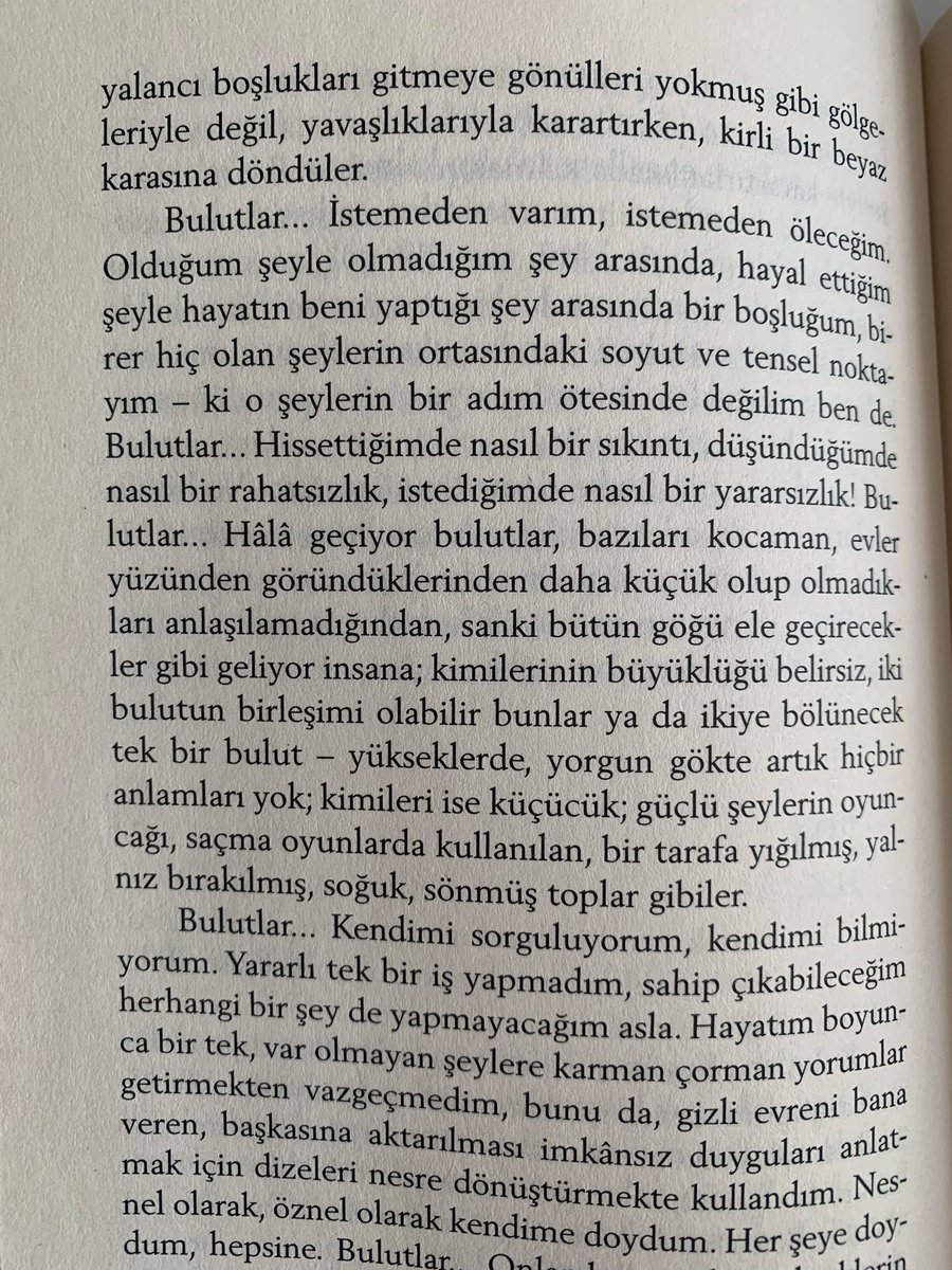 Neva_le's tweet photo. ‘İstemeden varım, istemeden öleceğim. Olduğum şeyle olmadığım şey arasında, hayal ettiğim şeyle hayatın beni yaptığı şey arasında bir boşluğum.’ #HuzursuzluğunKitabı
#Pessoa https://t.co/PAMRsgIHMp