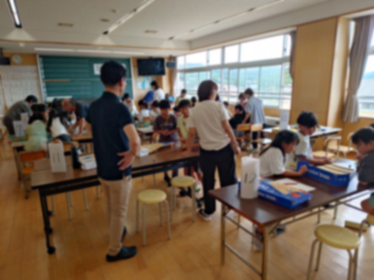 hourei's tweet photo. 夏休みの小学校ボードゲーム教室。今回のラインナップはクロンダイク、たべたのだぁれ？、まほうのカギ、だるまあつめ、タンブリンダイス、キャッチミー、グミチョコパパイヤレボリューション。各テーブルを担当する学童の先生方の、子どもとの距離感（近すぎず遠すぎず）がとても勉強になりました。 https://t.co/T6qAQlNZW7