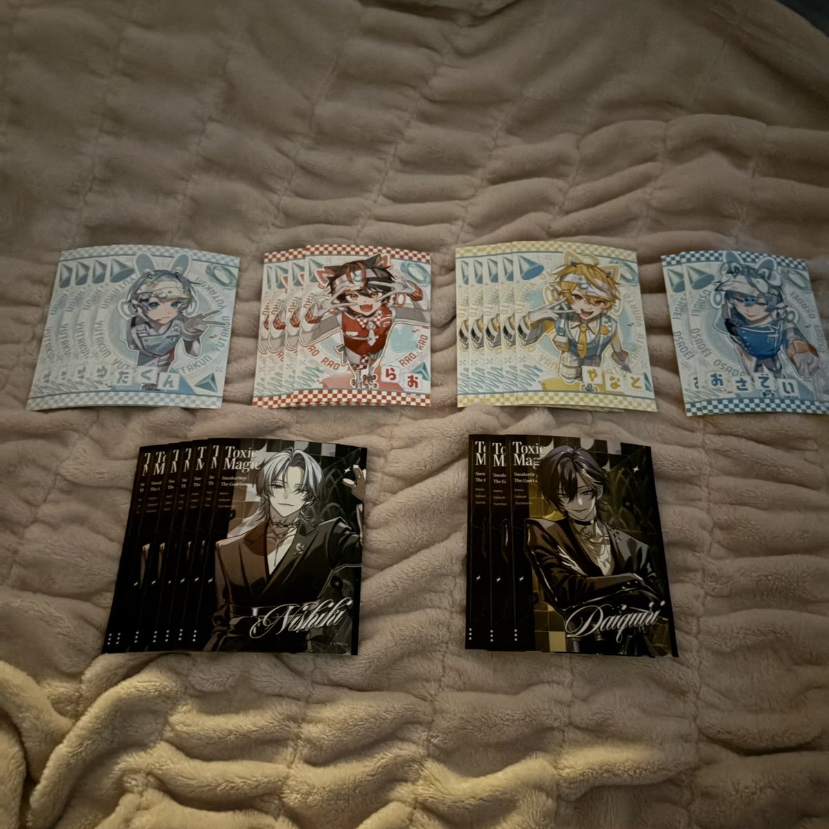 shucaca_02's tweet photo. 1枚目の左側から右側に向かって出てきた順なんだけどキレイに推しだけ1枚も出なくてこんなことある？^_^ https://t.co/LhOLZxxXis