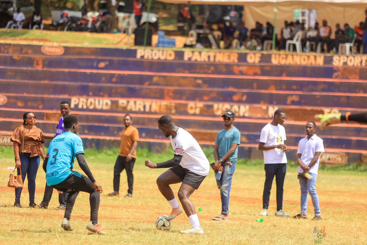 87thmakguild's tweet photo. After the game, shirt no. 3 asked for Chairman Kayigamba’s shirt for twisting his ankle. He told him he will buy him his own next season asooke atulekemu.😂Akasajja kasala munewako nalya ebisubi.💀 A special Hi from our Chairman EC.🤗 https://t.co/HDXHCerHVp