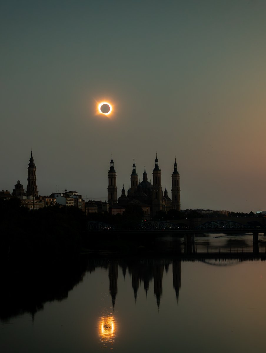 ZaragozaTurismo's tweet photo. Lo de ayer nos dejó sin palabras... Sencillamente espectacular 🤩

Ninguno de nosotros va a olvidar el eclipse solar total de ayer 12.08.2026 en #Zaragoza 🥰

Sintámonos afortunados de haberlo vivido 💛

📸 IG diegorifer

#aquiyahorazaragoza https://t.co/2j2ZtK1DGH