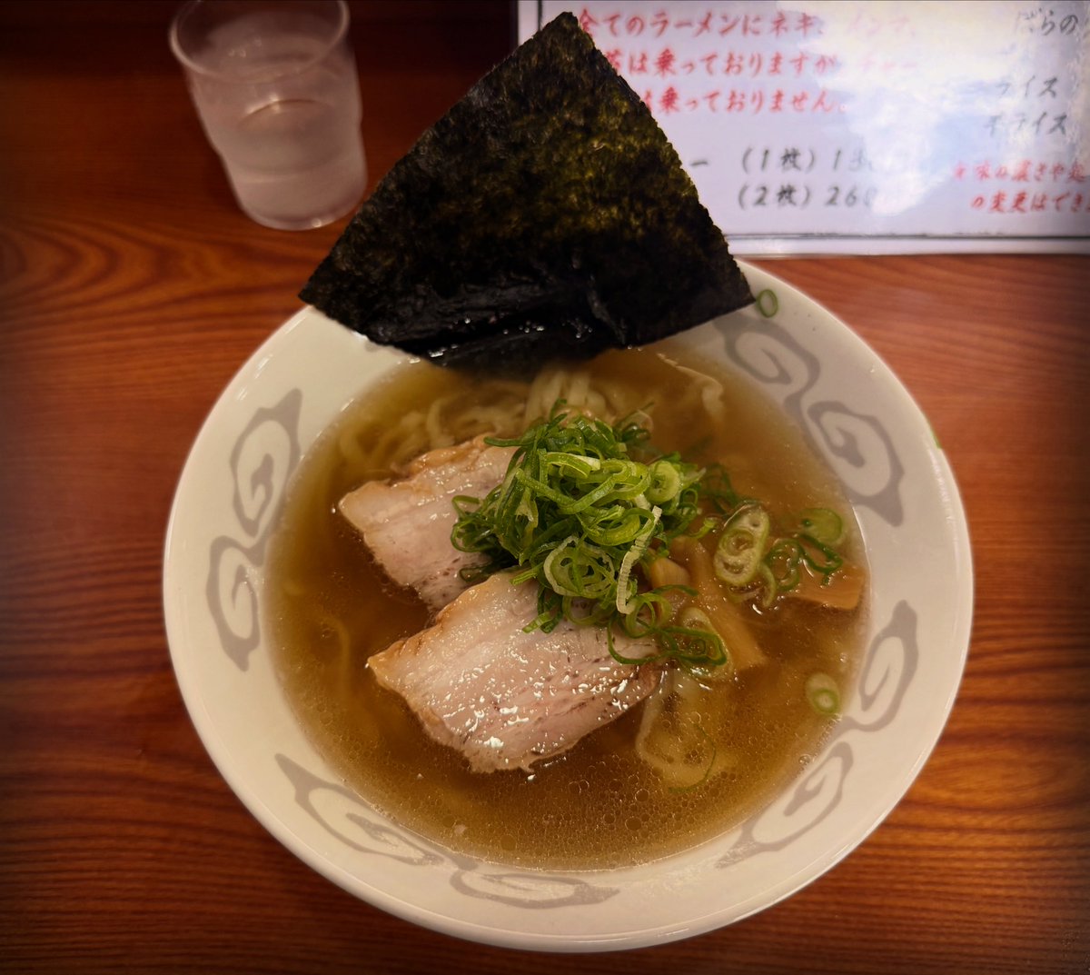 ramendanuki's tweet photo. めん吉松@仙台市若林区
喜多方風ラーメン(大)＋チャーシュー2枚

今週開店の新店
スープは黄金色の清湯、動物系の旨味に醤油の風味
程よい塩気でするりと喉を通ります
麺は不揃いの縮れ中太麺、プリッとした食感と軽快な歯切れで芳醇な小麦の風味
とろけるようなチャーシューも美味
#ラーメン #仙台 https://t.co/pLQ7xuKzqI