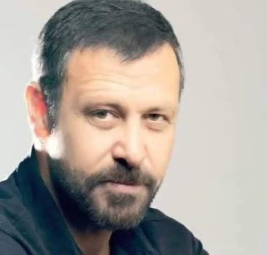 TOPRAK_2_'s tweet photo. Ne güzel anlatmış...
#Kadın etek giydi bacaklarına baktınız, pantolon giydi kıçına baktınız.
Kalabalığa girdi taciz ettiniz, otobüste yalnız kaldı tecavüz ettiniz.
Açık giyinince tahrik oldunuz..
kapalı giyindi içini merak ettiniz.
Kız çocukları okumasın dediniz,
hastaneye gidince #Kadın doktor istediniz.
O kadar mı açtın cinselliğe çaresize saldırdınız...
İstediğini alamayınca da yakıp yıktınız..
Size hiç öğretmediler mi zorla güzellik olmaz diye.
Milyonlarca Kadını öldürdünüz bir kez daha bir kez daha hiçlik yaşattınız Kadınlara..
Bir kez daha dedin ki sizin yeriniz yok..
Ve bir kez daha dediniz ki Kadın cinsel bir araçtır.
Araca ulaşamayınca ölüme ulaştırdınız..
Oysaki sen evine gittiğinde annen hazırladı sofrayı, sen yemek seçiyorsun diye sevdiklerinden yaptı.
Temiz giyin diye hiç bekletmedi kıyafetlerini yıkadı, ütüledi dolabına astı.
Okul toplantılarına hep annen geldi.
Alfabeyi tekrar ezberledi seninle.
Sen üşüme diye uykusundan uyanıp üstünü örttü senin.
Karşılıksız sevdi seni.
Yeri geldi arkadaş oldu, yeri geldi öğretmen oldu, yeri geldi kardeş oldu, yeri geldi baba oldu sana...
Şimdi bir düşün bakalım senide bir Kadın doğurmadı mı...?
#Nejat #İşler.