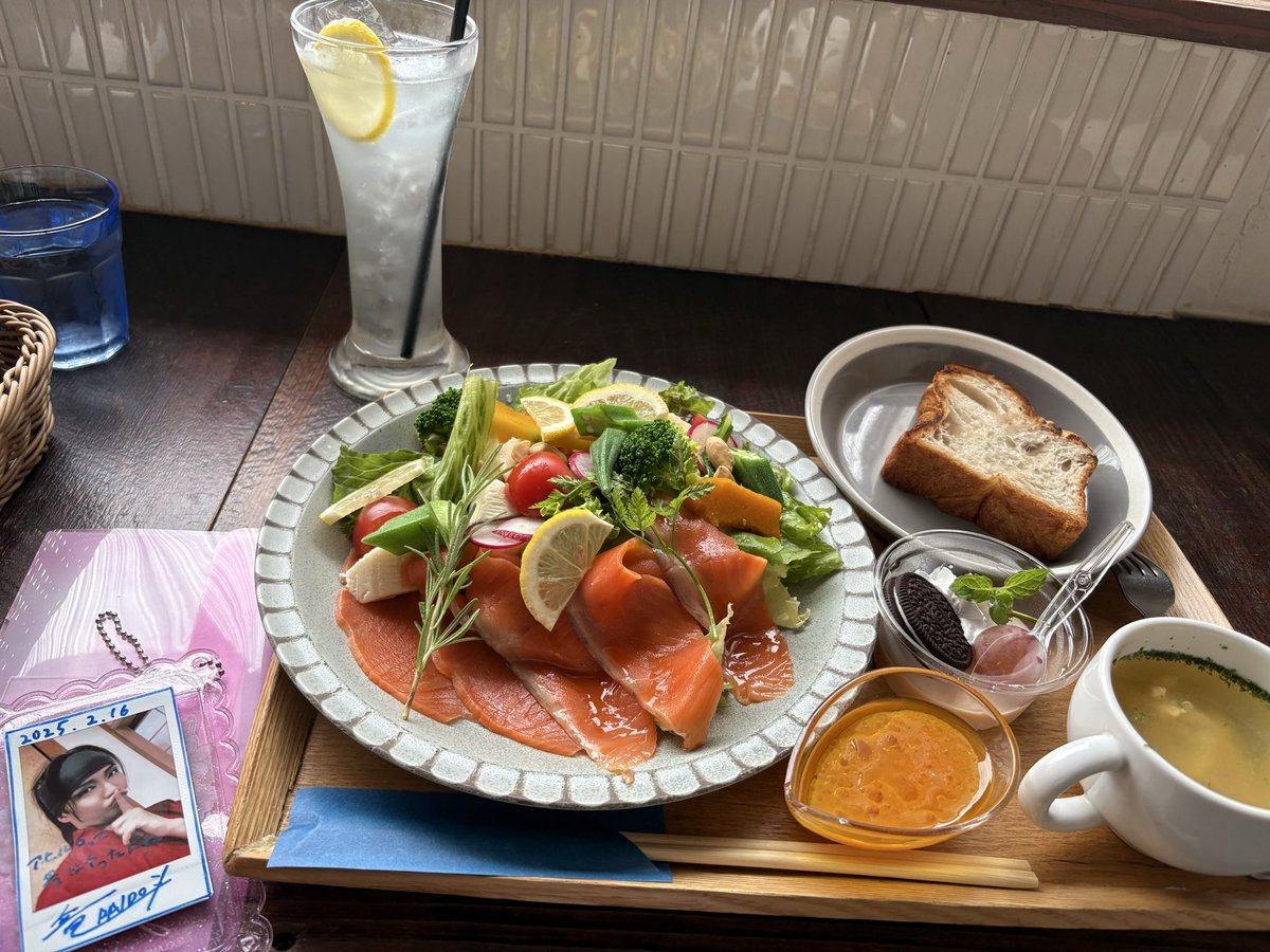 _cocoa_2332's tweet photo. またお目にかかれたよ（ゆ　き）❄️

パワーサラダランチ（そんな名称だった）にしたけどその後 #CROSSCOFFEE にて小腹が空いたので手裏剣トースト🥷🍞
以前竜斗さん言ってたけど確かにコレ食べにくいよね😅

何か食べてばかり🥢 https://t.co/ypkYWp5bE8