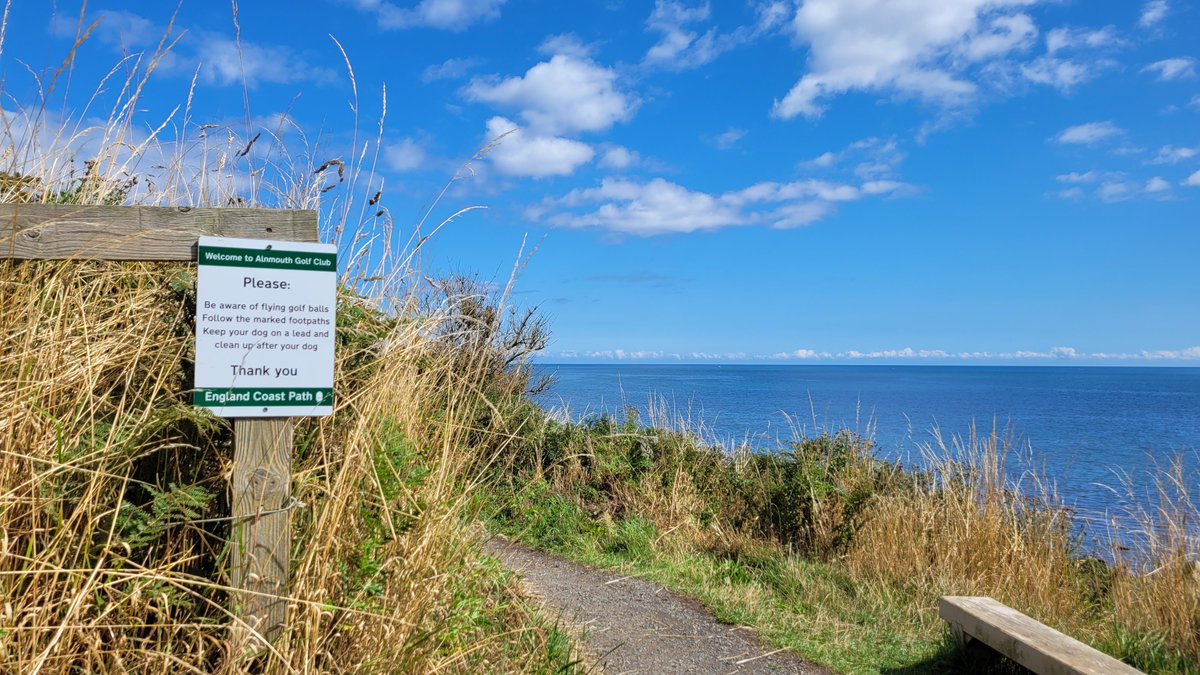 IDnum's tweet photo. "Be avare of flying golf balls" ! Sur le sentier côtier d'Alnmouth dans le  comté de Northumberland. https://t.co/RcQldAgc9d