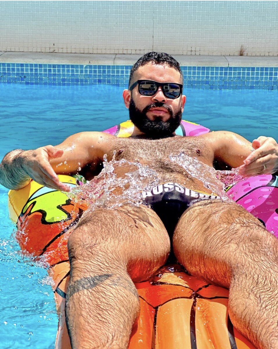 flw_biel's tweet photo. Pool party 🔥 https://t.co/1YyfNURQVT