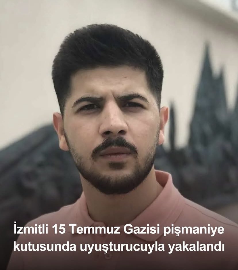 Aygan0734's tweet photo. 15 Temmuz gazisi uyuşturucudan yakalandı.
15 Temmuz darbe girişiminde göğsünden aldığı G3 mermisiyle yaralanarak gazi olan Kocaeli Büyükşehir Belediyesi Teknoloji Danışmanı ve Kaizen Mühendislik Veri Merkezi Tasarımcısı Halil İbrahim Koşdaş, Ankara'nın Kahramankazan ilçesinde yaklaşık 2 kilogram uyuşturucuyla yakalandı.

8 Ağustos'ta meydana gelen olayda, Koşdaş'ın uyuşturucuyu bir pişmaniye kutusuna koyarak yol kenarına attığı, güvenlik güçlerinin yaptığı çalışma sonucu kutuda 5 paket halinde yaklaşık 2 kilogram uyuşturucu madde ele geçirdiği öğrenildi. Koşdaş ile birlikte iki şüpheli gözaltına alındı.

Savcılık ve mahkemedeki ifadesinde pişman olduğunu belirten Koşdaş, daha önce uyuşturucu kullanımı nedeniyle sabıka kaydı bulunduğunu, hafta sonları İzmit'e geldiğinde yaklaşık 1 gram uyuşturucu kullandığını söyledi. Mahkemeden tutuksuz yargılanmayı talep ettiği öğrenildi.

Haber: @ozgunkocaeli

Yiyen bir, yemeyen bin pişman. Pişmaniye önemli. Hemde G3 mermisiyle yaralanmışmış 🤣😂😬