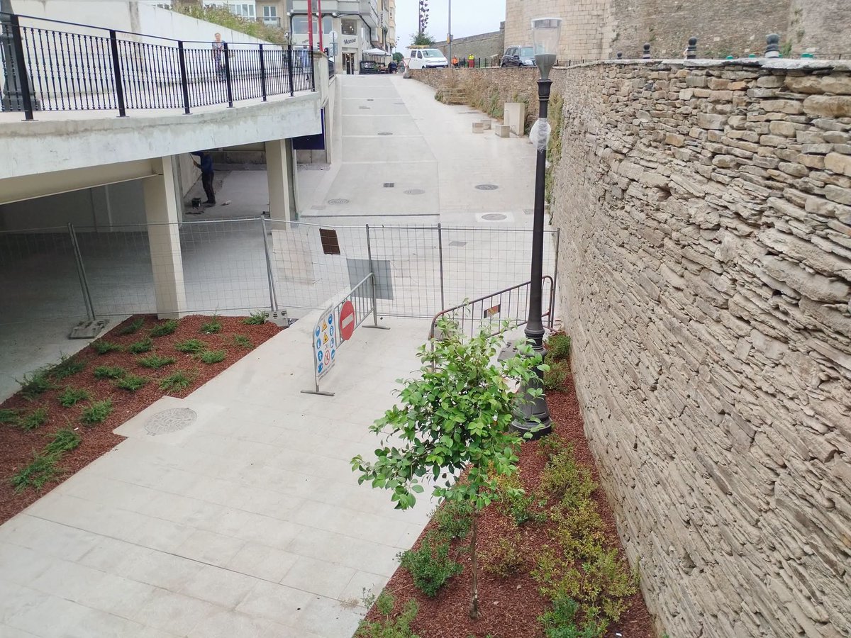 Ruben_Arroxo's tweet photo. Lembrades o túnel do horror de carril das Flores? A entrada do Camiño Primitivo no centro da cidade. Foi un longo traballo pero pouco a pouco vai mudando https://t.co/8YgL0zTT28