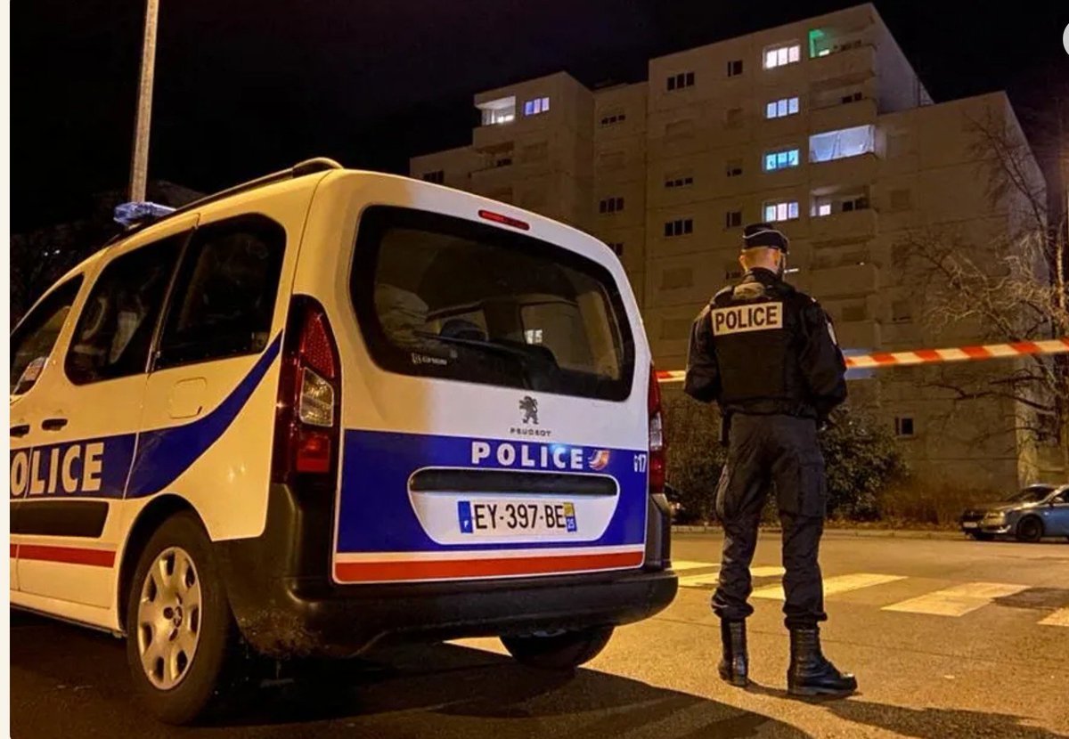 GilbertCollard's tweet photo. Vingt coups de feu, hier, à Besançon, en pleine rue : trois hommes gravement blessés par balle : le pays sombre dans une violence maintenant habituelle que le peuple subit sans réaction de l'État ! https://t.co/dQHVPryo1E