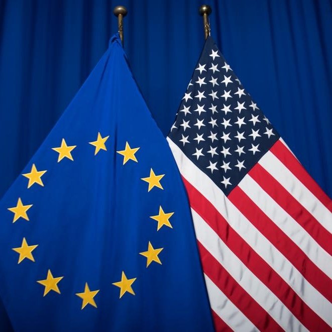 Stephane_Poli's tweet photo. ✅   On veut faire croire aux Français que l'UE a été fondée dans l'intérêt des peuples. C'est un mensonge.

✅   L'UE est un instrument qui sert avant tout les intérêts des grandes fortunes européennes mais surtout étasuniennes.

✅   Sans que les citoyens s'en aperçoivent, grâce aux institutions européennes, les États-Unis, directement ou indirectement, contrôlent et soumettent l'ensemble des nations d'Europe.

✅   Sur ce sujet, aucun dirigeant européen n'ose parler d'ingérence étasunienne. C'est logique, ils sont presque tous placés au pouvoir par la volonté des décideurs aux États-Unis. 

✅   La Commission européenne est ainsi le cheval de Troie d'un monde économique et financier qui gère les citoyens européens comme du bétail.

✅   Loin de la propagande, le salut des Français passe donc obligatoirement par une sortie de la France de cette Union européenne qui ne les défend pas et protège uniquement les intérêts du grand capital étasunien.

#UE
#ingerence