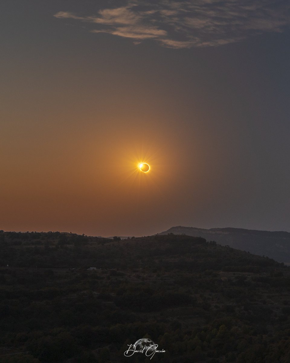 Eldelron's tweet photo. Da igual lo que te cuenten, da igual lo que veas en telediarios, TODO se va a quedar corto porque no hay palabras que puedan describirlo. 
Es lo más brutal que he visto en mi vida. 
#EclipseEspaña https://t.co/z7yOWFoWpX