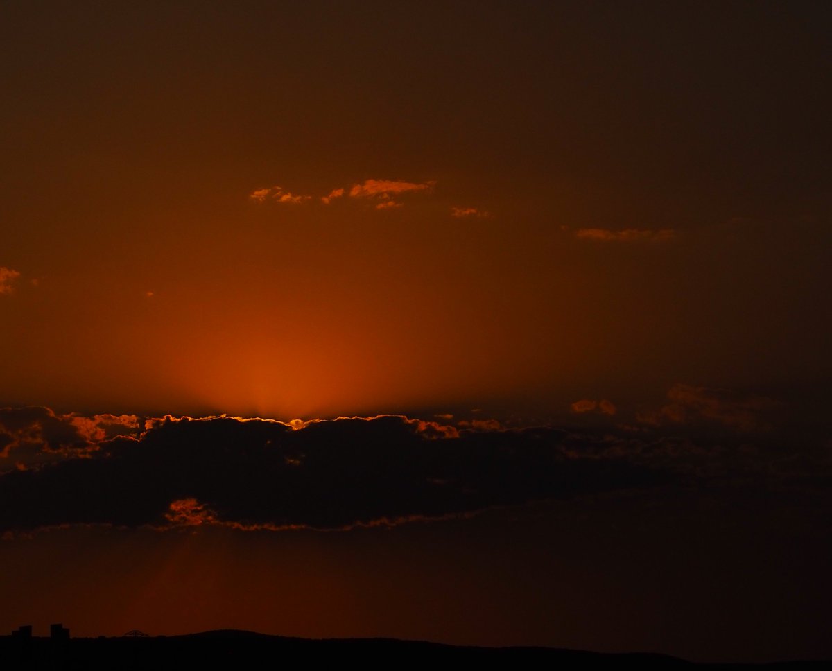 78pgalindo's tweet photo. @EltiempoenParla UNA nube oportunista que apareció justo en el momento de la totalidad bastó para que en algunas zonas de Teruel nos perdiéramos el momento culmen. Aunque eso no quitó lo especial del momento 😍 https://t.co/eXuYhr9uoi