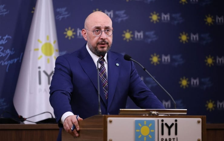 HaberMOD's tweet photo. İYİ Parti Grup Başkanvekili Uğur Poyraz:

- İki gündür bütün siyaset mühendislerinin düğmesine eşzamanlı basılmış.  

- Cumhuriyet hedefe konulmuş! 

- Teröristler affedilmiş! 

- Memleket elden gidiyor! 

- Vatandaş perişan ve korkuyor! 

- Bunlar kampanya peşinde. 

- Yerin dibine batsın sizin siyasetiniz de kampanyalarınız da yalanlarınız da.