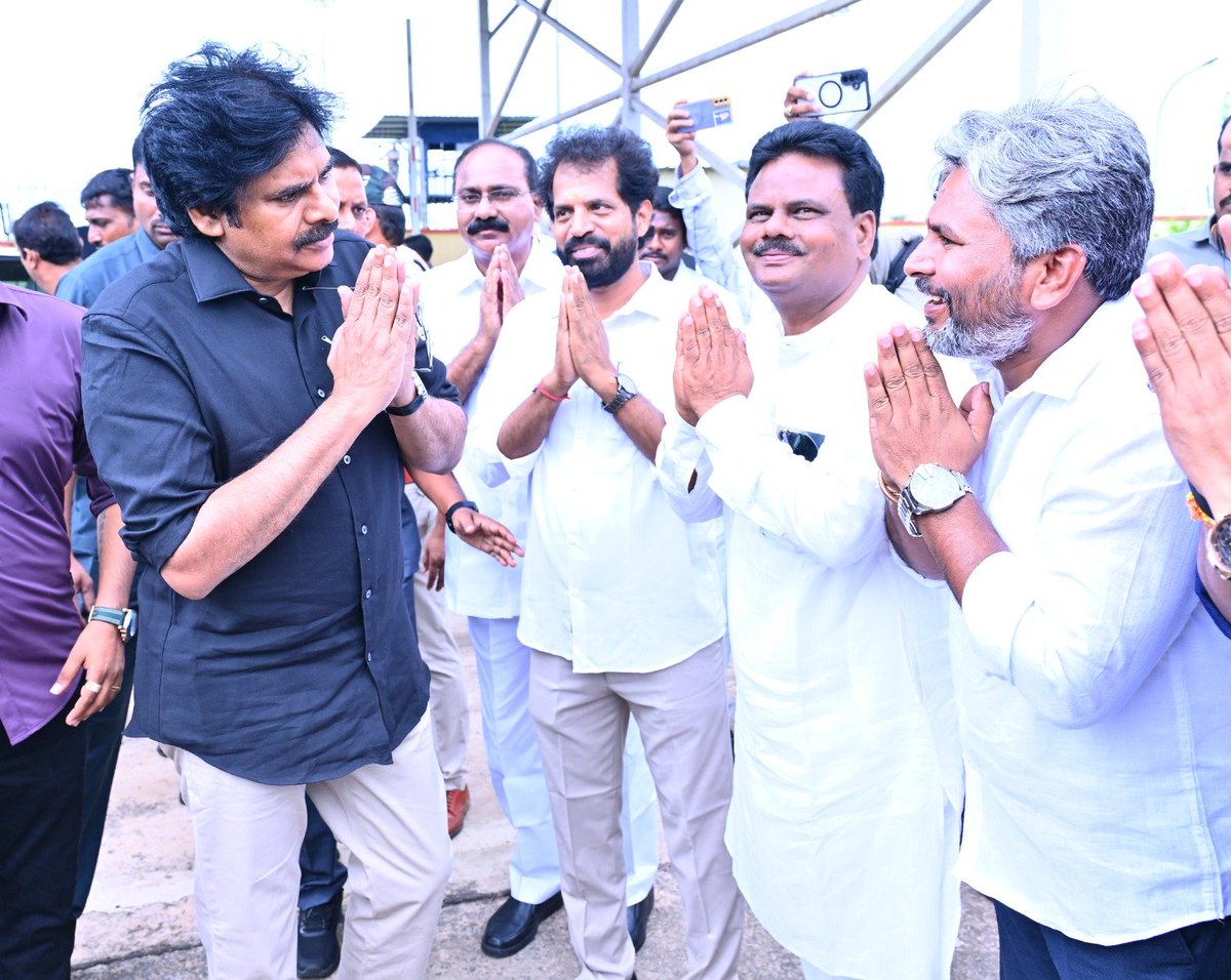 JSPSatishKumar's tweet photo. ప్రపంచ ఏనుగుల దినోత్సవ జాతీయ వేడుకల్లో పాల్గొనేందుకు రాష్ట్ర ఉపముఖ్యమంత్రి శ్రీ @PawanKalyan గారు విశాఖపట్నం చేరుకున్నారు. విమానాశ్రయంలో ఆయనకు ఉత్తరాంధ్ర జనసేన నేతలతో పాటు  ఉమ్మడి విశాఖ జిల్లా గ్రంథాలయ సంస్థ చైర్మన్ శ్రీ వన్నెంరెడ్డి సతీష్ కుమార్  ఘనంగా స్వాగతం పలికారు https://t.co/a6yCIzjDJd
