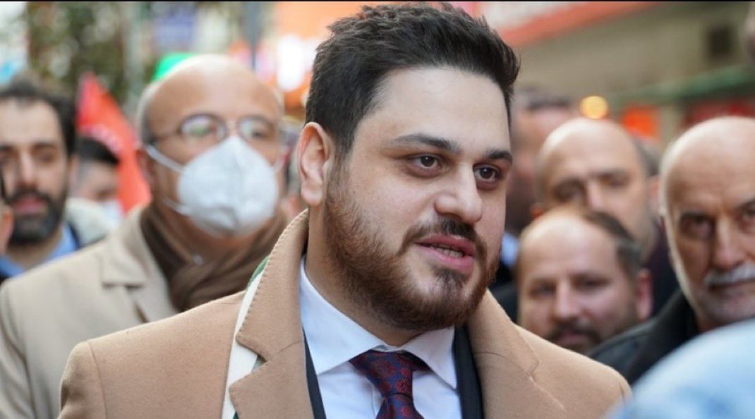 ozetgechaber's tweet photo. Bağımsız Türkiye Partisi Lideri Hüseyin Baş, Meclis’te onaylanan Çerçeve Yasa’ya ilişkin partisinin hazırladığı alternatif 13 maddelik paketi kamuoyuyla paylaştı.​​​​​​​​​​​​​​​​​​​​​​​​​​​​​​​​​​​​​​​​​​​​​​​​​​

"Milli Dayanışma ve Toplumsal Bütünleşme bizce şöyle olur:

🔸Madde 1: Devletimizin üniter yapısı, Mustafa Kemal Atatürk ilkeleri kırmızı çizgimizdir.

🔸Madde 2: Türkiye'nin yabancıya ve yandaşa verilen madenleri geri alınarak devlet-millet ortaklığı ile işletilecektir. Bu kaynakların geliri vatandaşa vatandaşlık maaşı olarak verilecektir.

🔸Madde 3: Devletin özelleştirmeler yoluyla elden çıkarılan fabrikaları yeniden devletleştirilecek ve bölgesel istihdam güçlendirilecektir. İş sahibi olacak olan gençler illegal yapıların istismarına açık olmaktan kurtarılacaktır.

🔸Madde 4: Parti programımız olan Milli Ekonomi Modeli'nin gelir adaletini sağlayacak projeleriyle vatandaşlar arasındaki adaletsizlik duygusu ortadan kaldırılacak ve devlet-millet bağı güçlendirilecektir.

🔸Madde 5: Yargı bağımsızlığı temin edilecek, kuvvetler ayrılığı ilkesi gerçek anlamda yeniden tesis edilecek ve hiç kimse kendini yargının, anayasanın üzerinde göremeyecektir.

🔸Madde 6: Yargıdaki siyasallaşma ortadan kaldırılarak, herkesin 'adalet var' duygusu ile devletine güveni sağlanacaktır.

🔸Madde 7: Köy okulları yeniden faaliyete geçirilecek, okulsuz köy kalmayacaktır. Anayasal bir hak olan eğitimde fırsat eşitliği ülkenin tamamında hayata geçirilecek ve bölgesel dezavantajlar ortadan kaldırılacaktır.

🔸Madde 8: Sağlık hizmeti ülke geneline eşit kalitede yayılacak ve yine anayasal bir hak olan sağlık hizmetlerine erişimde bölge farkı olmayacaktır.

🔸Madde 9: Milli birlik ve beraberlik konusunda ortak paydalar ön plana çıkarılacak ve bu yönde çeşitli şekillerde yayınlar ve eğitim faaliyetleri yapılacaktır.

🔸Madde 10: Dış güçlerin Türkiye üzerindeki planlarının bir parçası olarak Türk askerine, polisine, öğretmenine, doktoruna vs. silah doğrultmuş hiç kimse ve hiçbir grup için af söz konusu olamaz, teklif dahi edilemez.

🔸Madde 11: Türkiye'nin demografik yapısını bozan kontrolsüz dış göç önlenecek ve Türkiye'deki kaçak göçmenler hukuk çerçevesinde ülkelerine gönderilecektir.

🔸Madde 12: Türkiye, dış politikada ulusal güvenliğini tehdit eden ülkelerle ilişkilerini gözden geçirecek ve gereken adımları atacaktır.

🔸Madde 13: Türkiye, komşularıyla iyi ilişkiler kurarak bölgesel istikrar ve güvenin temini için gereken adımları atacak."