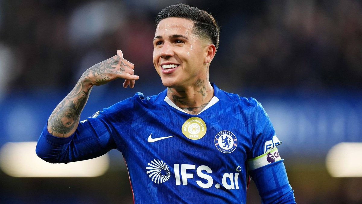 JacobsBen's tweet photo. Manchester City keen to sign Enzo Fernandez and could recoup much of Chelsea's £120m asking price via the departures of Rodri (Barcelona second bid rejected but talks ongoing) and Tijjani Reijnders (Al-Qadsiah in advanced talks).

Enzo Maresca wants to reunite with Fernandez, but Chelsea's asking price will only hold until 17:00 on Friday. Key two days ahead.🇦🇷