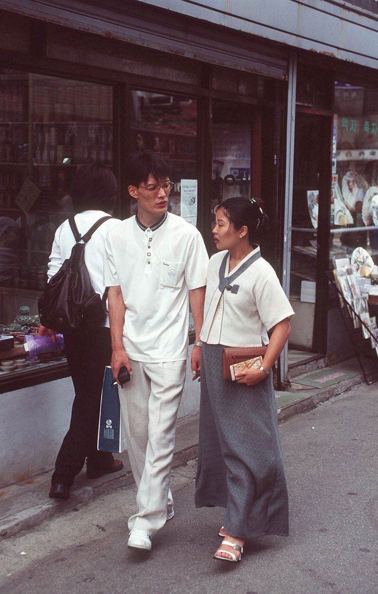 nulpuleunsonamu's tweet photo. #한복
#Hanbok
#한국
1990년대 X세대 길거리 여름 패션
1990년대에 ‘X세대’(Generation X)라는 단어가 유행했다. X세대는 기성세대에 반항하고, 개성이 넘치는 젊은이들을 지칭하는 뜻이다.
서울 한국, 1998년
출처: 연합뉴스 DB https://t.co/g6CturdUz5