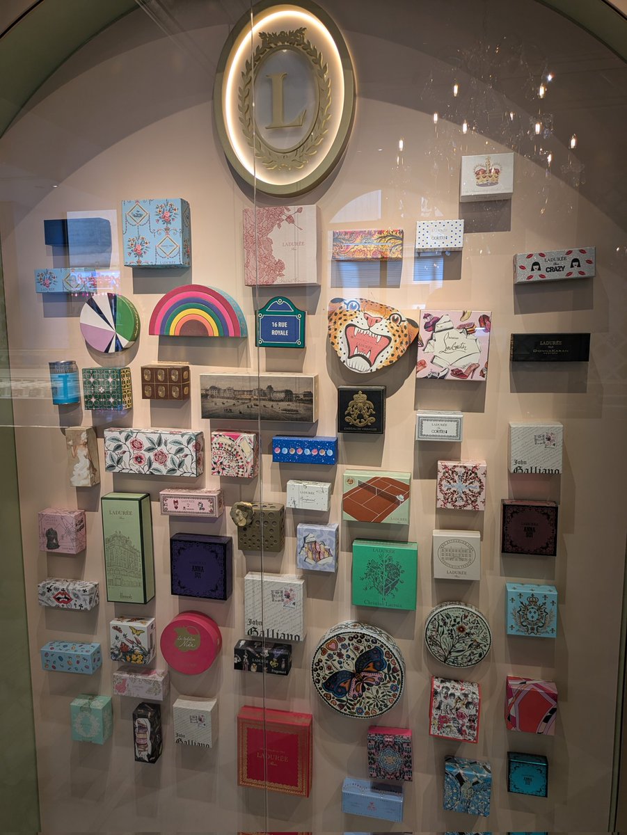 BulletRoki's tweet photo. シャンゼリゼ通りのLADUREE。マカロン5つだけ購入し、帰りの飛行機で食べたけど味や香りが濃くてなんだかんだ美味い。1つ€2.9だから日本と変わらないくらいのお値段かな。お盆期間ということもあり、お客さん半分日本人だった。 https://t.co/RMqv1AXeZJ