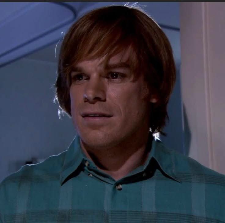 cinepobrebr's tweet photo. E quando colocaram uma peruca no  Michael C. Hall de 40 anos na época pra fazer os flashbacks do Dexter jovem https://t.co/Y9eou2BQqi