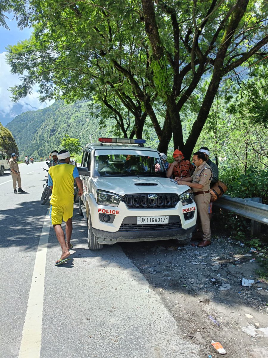 uttarakhandcops's tweet photo. 🔱 आस्था के साथ अनुशासन भी जरूरी! 🚔

श्रावण में श्रद्धालुओं की सुरक्षित यात्रा के लिए चमोली पुलिस मुस्तैद रही। हुड़दंग व यातायात नियमों की अनदेखी पर 470 वाहन चालकों के विरुद्ध कार्रवाई की गई।

#ChamoliPolice #UttarakhandPolice https://t.co/GQs5MSRZFF