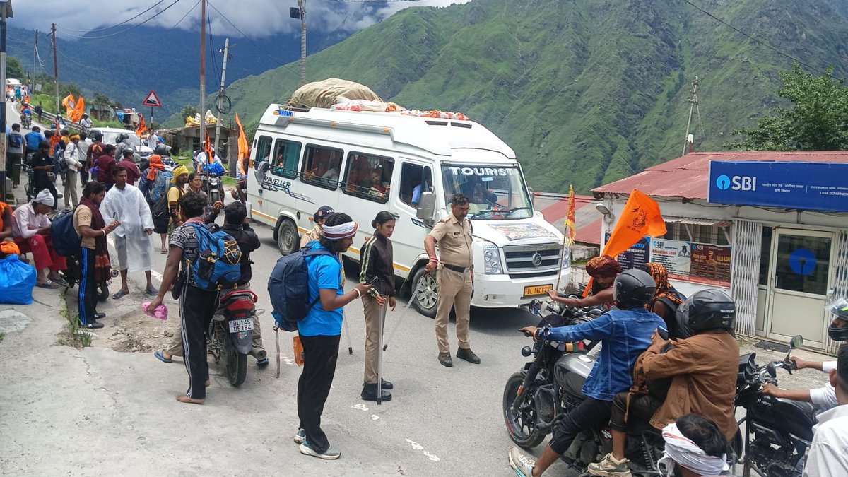 uttarakhandcops's tweet photo. 🔱 आस्था के साथ अनुशासन भी जरूरी! 🚔

श्रावण में श्रद्धालुओं की सुरक्षित यात्रा के लिए चमोली पुलिस मुस्तैद रही। हुड़दंग व यातायात नियमों की अनदेखी पर 470 वाहन चालकों के विरुद्ध कार्रवाई की गई।

#ChamoliPolice #UttarakhandPolice https://t.co/GQs5MSRZFF
