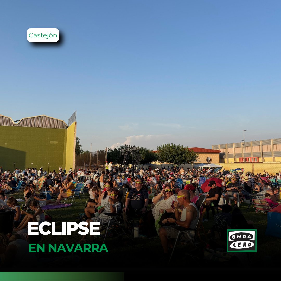 OCRNavarra's tweet photo. 🌘 Así ha vivido Navarra el eclipse de sol, un momento histórico que han vivido miles de personas en nuestra comunidad.

Foto 1: Villar López | EFE
Resto: fotos propias

#eclipse #navarra #eclipsetotal https://t.co/jfDLXUzIzL