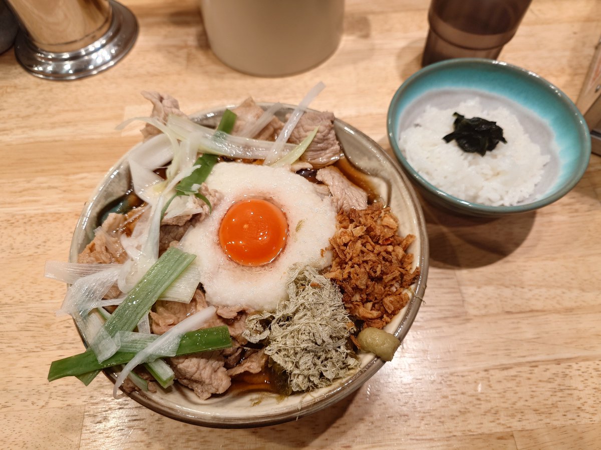 zuozuom's tweet photo. 東高円寺のだしと麺遊泳さんへ初訪問‼️ゲリラ豪雨にも怖じけず開店50分前に並んでPP😄限定15食のトロロヒヤニク🍜麺がすごいモチモチ‼️お肉も美味しくてトロロと出汁とすごく濃厚な卵黄で🐣〆にご飯にかけてかきこみました😋完飲です✨さすがの人気百名店👏雨でも行列ですごちそうさま https://t.co/x2cxAWS904