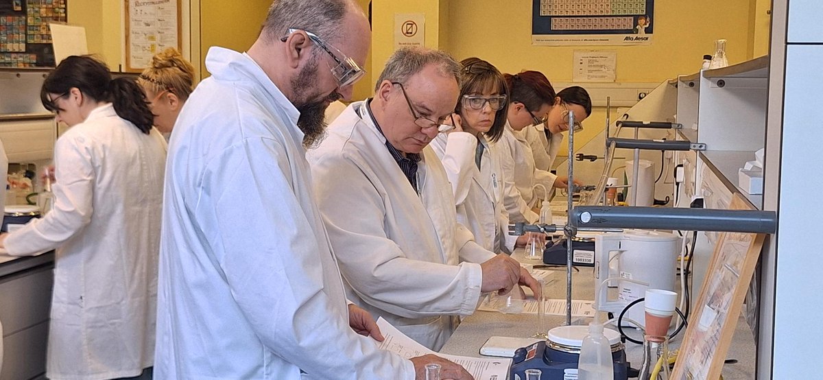 StrathChem's tweet photo. 🧪On Wed, we hosted our 4th Advanced Higher #Chemistry Workshop @UniStrathclyde!

✅45 delegates ✅15 local authorities ✅6 schools

A fantastic day of #CPD for school #science technicians, featuring #EducationScotland &amp; exhibitors from @RoySocChem, @Philip_HarrisUK &amp; Timstar. https://t.co/kMDTMrq0js