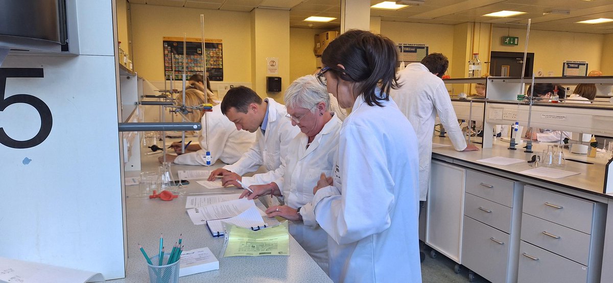 StrathChem's tweet photo. 🧪On Wed, we hosted our 4th Advanced Higher #Chemistry Workshop @UniStrathclyde!

✅45 delegates ✅15 local authorities ✅6 schools

A fantastic day of #CPD for school #science technicians, featuring #EducationScotland &amp; exhibitors from @RoySocChem, @Philip_HarrisUK &amp; Timstar. https://t.co/kMDTMrq0js