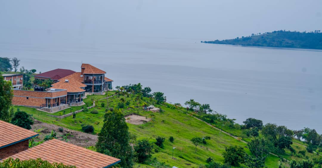 RutsiroDistrict's tweet photo. #Rutsiro: Once you spend a time at @KaySunHotel in Boneza Sector at Lake Kivu coastline, you will long to stay there for long. A lot of captivating things including their scenery, where the azure meets the personal composure. #Kayaking, #Boatriding, #Storytelling and many more. https://t.co/PYhHuKEBfD