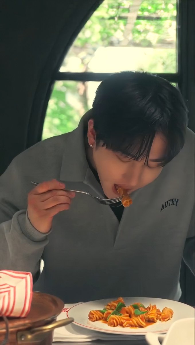 3594_5x's tweet photo. Changbin and the little tail showed up in AUTRY’s kitchen.😆😆
#ChangbinxAUTRY
https://t.co/2Ifj1hqkmF https://t.co/YGvK5kNyyv