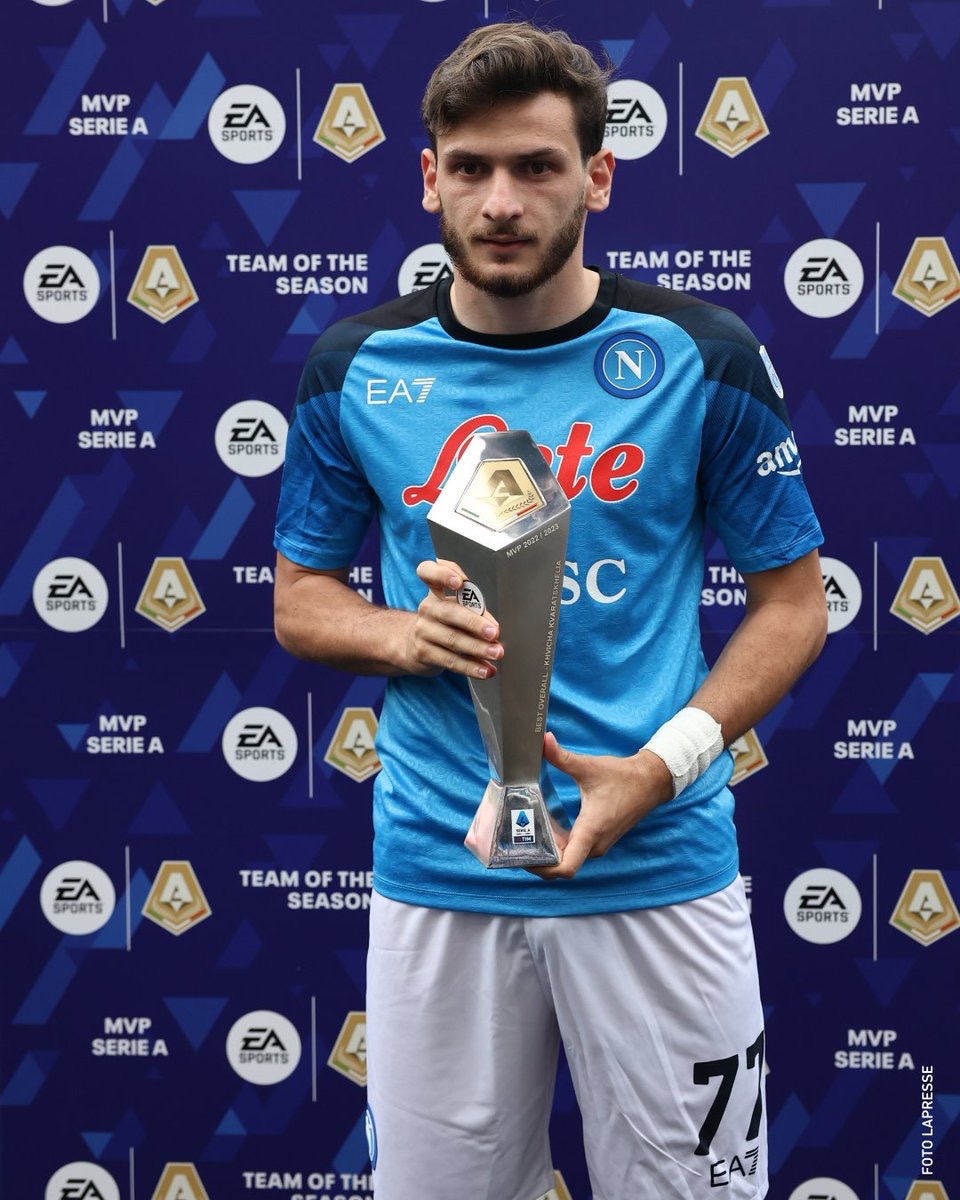 ZZiliani's tweet photo. Leao snobbato da tutta Europa, Vlahovic che se ne va in Turchia e Kvara che dopo due Champions fa il bis (con gol) anche in Supercoppa: pensieri e parole sul calcio italiano sempre più in malora
Rafa, miglior giocatore del campionato 2021-22, oggi è schifato da tutti; Dusan costato alla Juve 200 milioni è un investimento andato (anche sportivamente) completamente in fumo. Il nostro calcio è ormai sull'orlo del baratro ma Malagò pensa a nominare Diana Bianchedi capodelegazione in nazionale

Nel maggio 2023 il Napoli di Spalletti vince a sorpresa - e con grandissimo merito - il campionato; e ancor più a sorpresa - e con indiscusso merito - un suo giocatore giunto in Italia da perfetto sconosciuto, il 22enne attaccante georgiano Khvicha Kvaratskelia, viene premiato come miglior giocatore del campionato.

Nel maggio di un anno prima, il 2022, a vincere a sorpresa - ma con merito - il campionato era stato il Milan di Pioli; e ancor più a sorpresa - ma sempre con merito - a vincere il premio di miglior giocatore del campionato era stato un suo giovane attaccante, il 22enne Rafa Leao, portoghese, alla sua terza stagione in rossonero.

Leao, 22 anni, uno scudetto col Milan e miglior giocatore del campionato.

Kvaratskhelia, 22 anni, uno scudetto col Napoli e miglior giocatore del campionato.

Sono passati quattro anni dal trionfo del Milan e tre dal trionfo del Napoli e il mondo dei due ragazzi, Leao e Kvara, sembra essere andato a gambe all’aria: inferno e paradiso...

P.S. L'articolo continua sul mio profilo “Palla Avvelenata” su Substack  https://t.co/l4gP5JEXPE   
Se sei stufo di leggere balle e ti va di avere un po’ di sana contro-informazione, valuta la possibilità di abbonarti: 6 euro l'abbonamento mensile, 60 quello annuale. "Palla Avvelenata" è un best seller di Substack e ha abbonati anche all'estero
