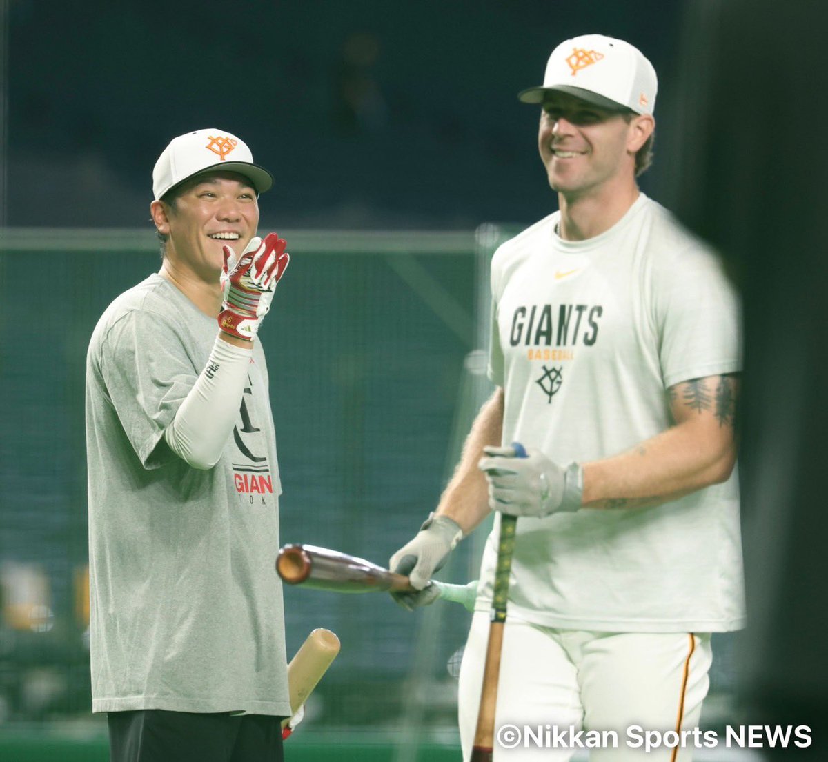 nikkan_giants's tweet photo. 【#今日のG練習写真館📸】
1軍に帰ってきたキャベッジ選手！
坂本勇人選手と笑顔でした☺️
（撮影・浅見桂子） https://t.co/zjbjKuLwoM