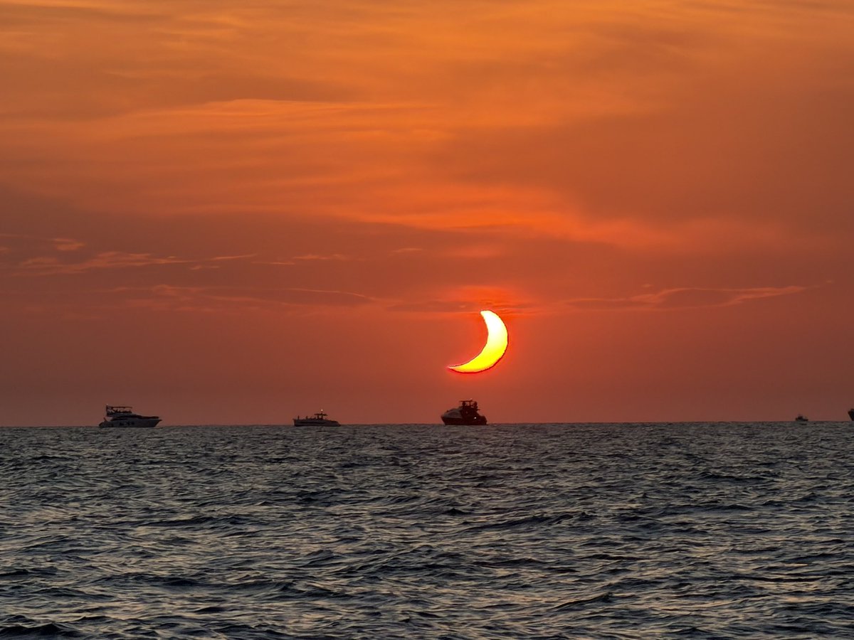 AximExchnge's tweet photo. @Hudsonweather How’s that for a sunset! https://t.co/8yXYxRzfrN