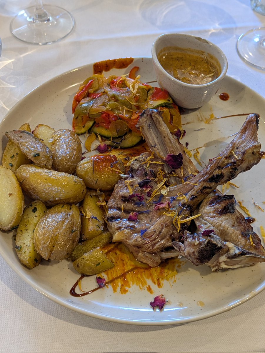 BulletRoki's tweet photo. 美味しかったご飯フランス編。
前回訪仏時はパン以外微妙だった思い出だが、今回Googleマップの力で幾つかきっちり調べていったところは美味しかったのでご紹介。
1つ目はモンサンミッシェルからほど近いラ・フェルメ。名物のラムチョップなのだが、トリュフ入りのソースが最高だった。 https://t.co/9NfeHL7yP6