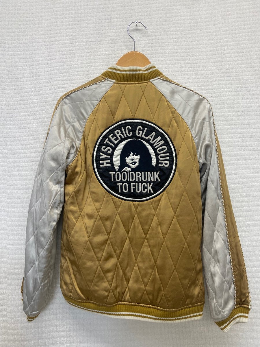 ddd_tsuruta's tweet photo. HYSTERIC GLAMOUR
リバーシブルスカジャン
SIZE F
￥35,200

HYSTERIC GLAMOURの大人気グラフィックがインパクト抜群！表と裏で全く違う表情を楽しめる豪華な2WAYリバーシブル仕様のアウターです。

ぜひ店頭でご覧ください📷
ご来店お待ちしております！ https://t.co/WefysQnYTu