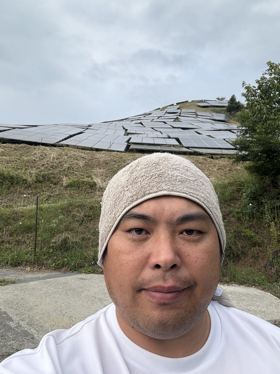 hezuruy's tweet photo. 本当に酷い。
自然も景観もめちゃくちゃだ。
熊本の山に敷き詰められたメガソーラー。
自分が政治家として特に取組んでいる課題なので視察を実施。
近隣住民の方にお話しを聞くと当初から猛反対されているみたいです。
土砂災害が起きたらどうする？
子供たちの為にも負の遺産を残すことは許さん。 https://t.co/qVwtBxlFob
