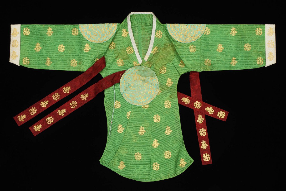 nulpuleunsonamu's tweet photo. #한복
#Hanbok
#한국
덕혜옹주(1912~1989)가 입었던 금박 장식의 초록색 명주 당의.
국립고궁박물관 소장.
© Victoria and Albert Museum, London https://t.co/KCmRk8CTlE
