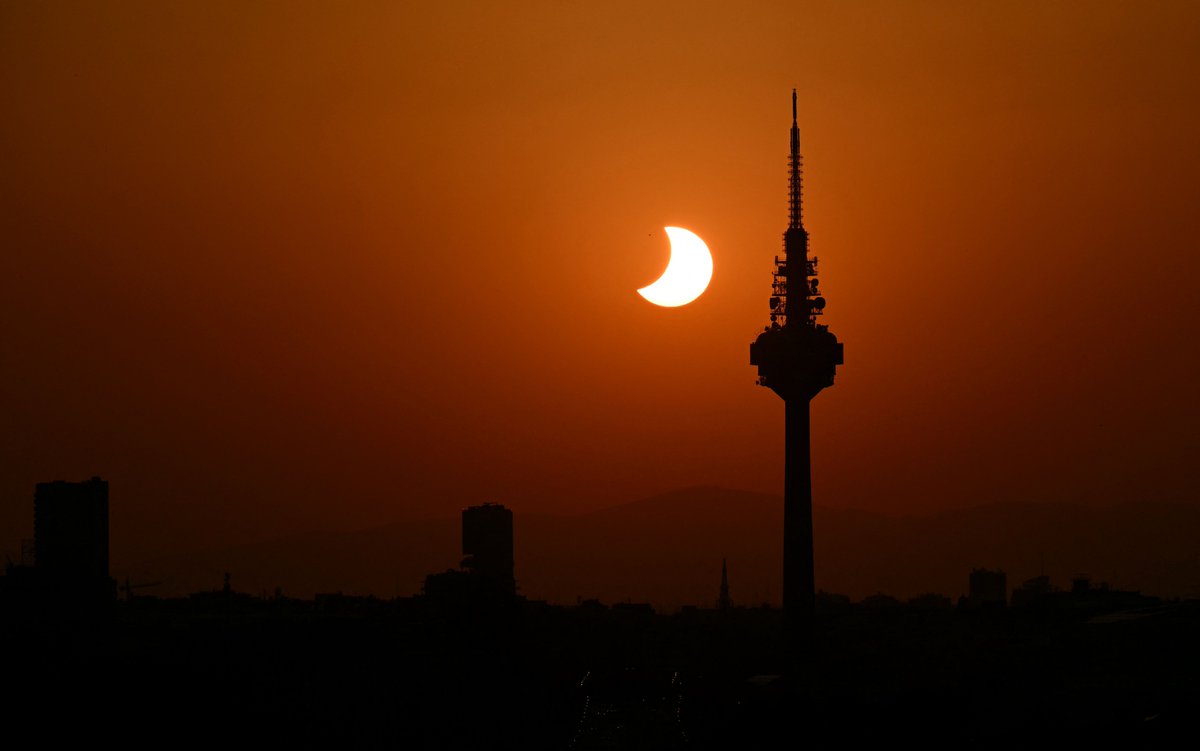 RTVE_Com's tweet photo. ÉXITO DIGITAL DEL #EclipseRTVE:

🌘  Solo este miércoles, todas las señales en directo en @rtveplay alcanzaron 302.000 visitantes únicos con 805.000 visualizaciones.

🌘  El directo más visto fue el especial de @aquilatierratve con 202.000 usuarios únicos y 345.000 visualizaciones.

🌘 Éxito del despliegue informativo en @rtvenoticias  con más de 2,3 millones de personas que consultaron algún contenido este mes en el 'Especial Eclipse Solar 2026'. 

🌘  Los contenidos del eclipse, con el hashtag #EclipseRTVE, alcanzan 16,7 millones de visualizaciones y 360.000 interacciones en las redes sociales de RTVE.

#Audiencias  #ImparablesRTVE  #LÍDER