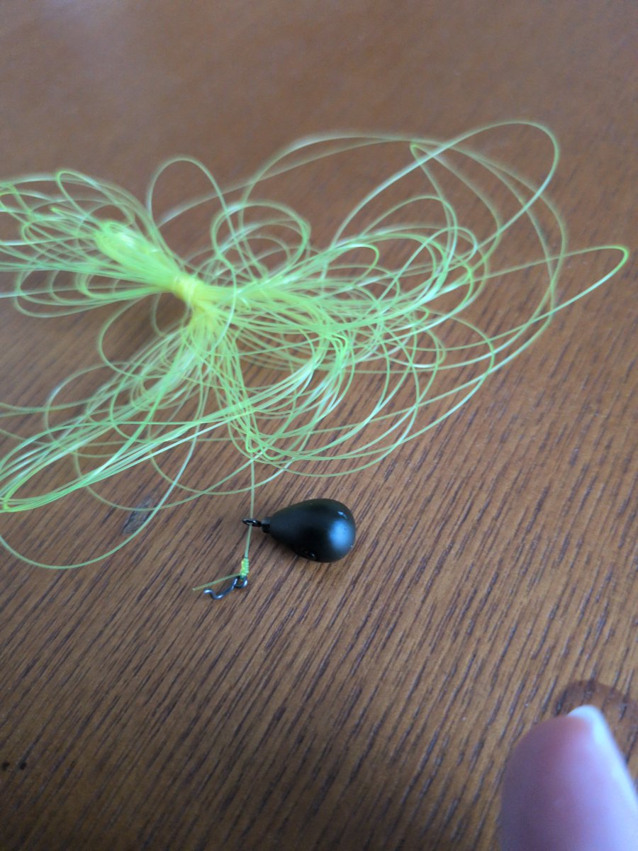 pumuo01's tweet photo. 実家の近くの釣り場が水草無くなって、とても釣りやすかった。
家族連れや子供が来やすい所だから、割りかしこういうゴミが多い。フック折れてるけど、わりと力入れないと取れなかったから、足場も大人の背丈ぐらいあるし、諦めたのは、しゃーなしではあるけど、ラインは何とかして欲しかったなぁ。 https://t.co/i3EeZQYFN9