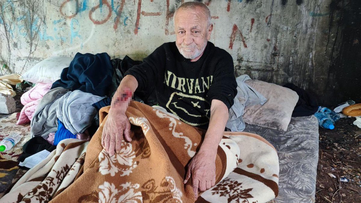 bizadanaliyik's tweet photo. Adana’da ev sahibinin “tadilat yapacağız” diyerek evden çıkardığı 72 yaşındaki yaşlı adam, yaşam mücadelesi verdiği köprü altında ölü bulundu. https://t.co/uoFZevzqzZ