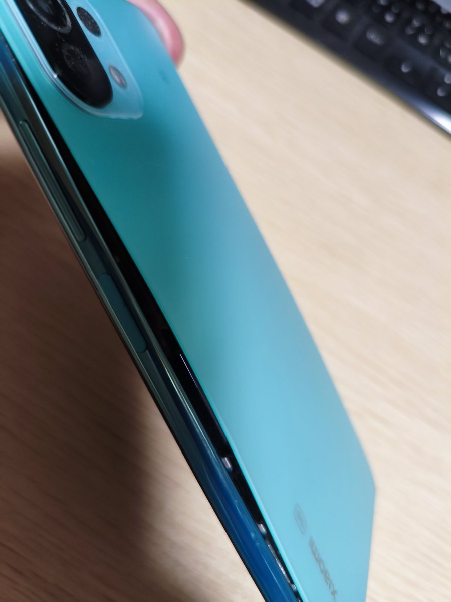 ms_tos's tweet photo. 【スマホ】かなり前(2世代前)に買ったスマホのバッテリーが膨張して外装がパックリ逝ってしまってる😵
バッテリー交換して修理する程の価値は無いスマホだし
爆発💣発火🔥の危険性があるので、今のうちにデータを初期化した後、然るべき所で処分して貰う https://t.co/fgc793WdaU