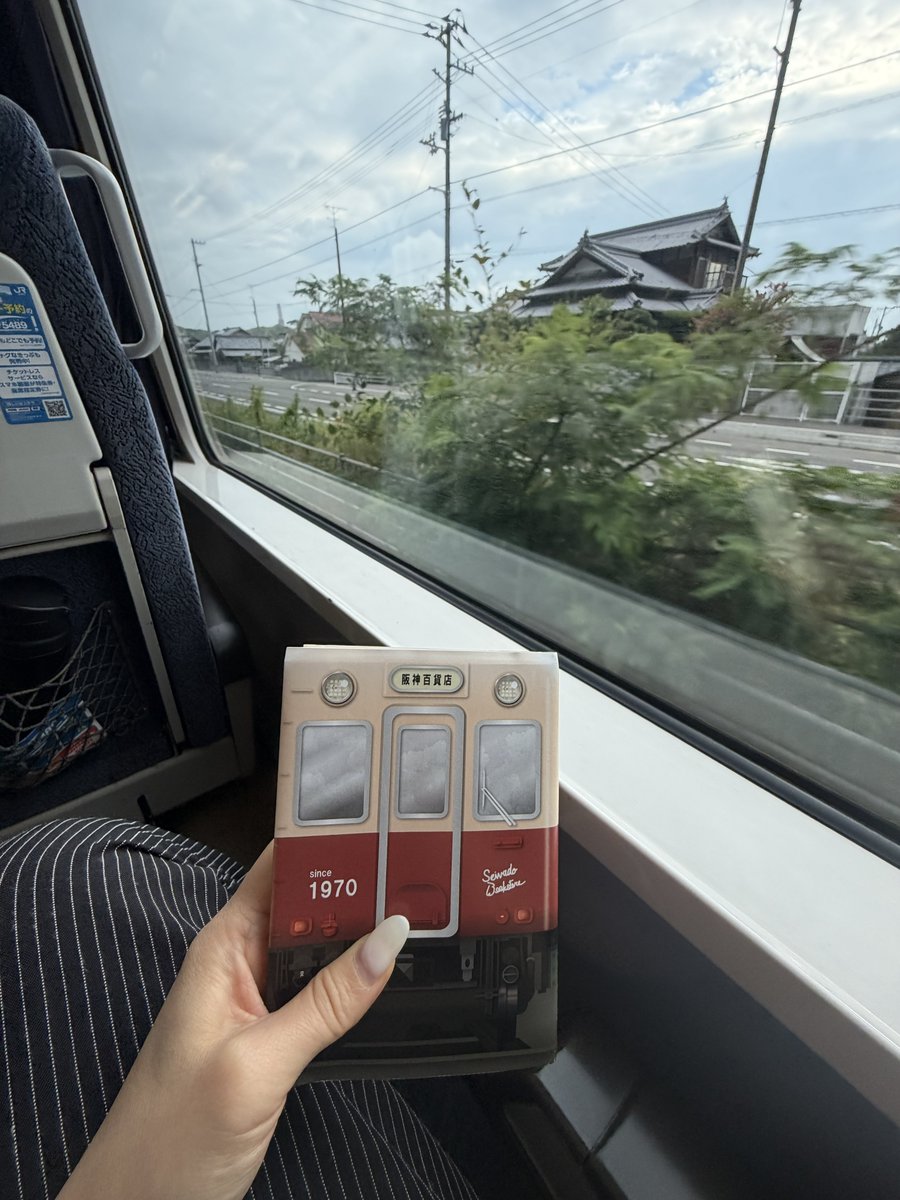 marco_c0m's tweet photo. パソコンを置いて本を持って田舎へ帰省
もう片道で3分の2も読んじゃった📚
帰りも追加で買いそう✨ https://t.co/Qwi2Hc9vw6