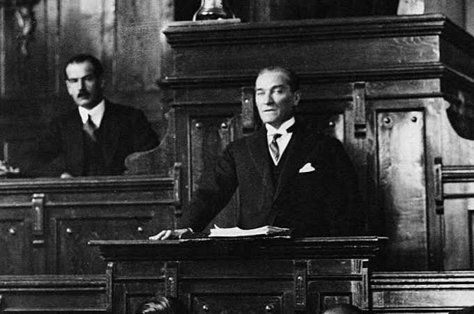 ubsipahi's tweet photo. 13 Ağustos 1923:

"Efendiler; Yeni Türkiye Devleti'nin ikinci dönem Büyük Millet Meclisi'ne Başkan seçmek suretiyle hakkımda gösterdiğiniz yeni güven ve takdire, kalpten gelen teşekkürlerimi sunarım.

Milletimiz, yüzyıllardan beri uğradığı haksızlıkların ve kötülüklerin acısını çekmiş ve nihayet kurtuluşunun ancak kendi azim ve imanıyla mümkün olabileceğini görerek harekete geçmiştir. Bu yüce Meclis, milletin o azim ve imanının tecelli ettiği en kutsal makamdır.

Bundan sonraki görevlerimiz, askeri zaferlerimizi siyasi ve ekonomik başarılarla taçlandırmaktır. Memleketimizi bayındır, halkımızı mutlu kılacağız. 

Cehaletle, fakirlikle ve geri kalmışlıkla olan savaşımız yeni başlıyor. 

Bu yolda durmaksızın yürüyeceğiz."