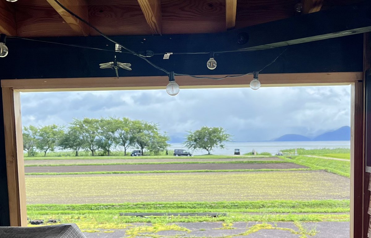 nonkian73's tweet photo. ランチのあとは、リニュアルオープンしたTARO CAFÉへ。
激混みで待ち時間も長かったけど、いつものテラス席へ。
いつも変わらぬ猪苗代湖の眺めが嬉しい。
ご馳走さまでした。
#TaroCafe
#美味福島
#福島撮影隊 https://t.co/bOUhoCAU7L